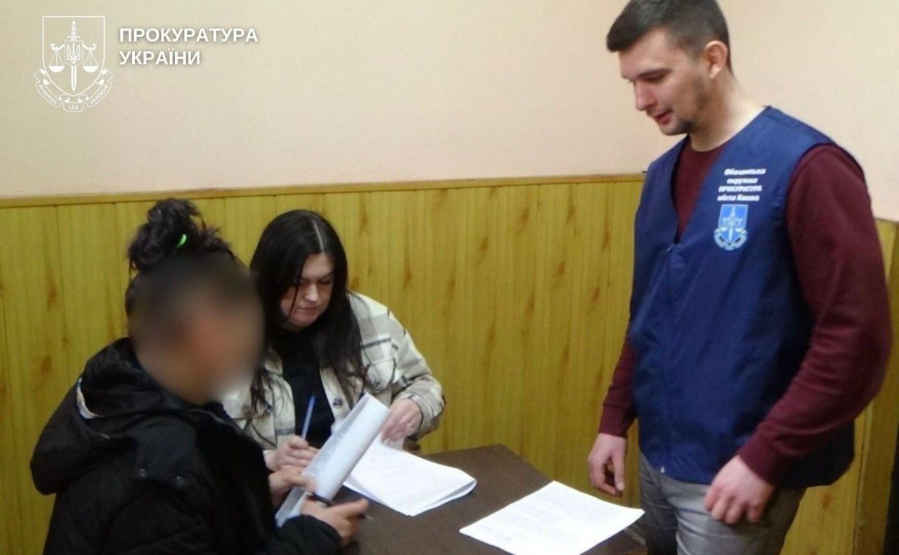 Затримання жінки яка підпалила двері. Фото: Київська міська прокуратура