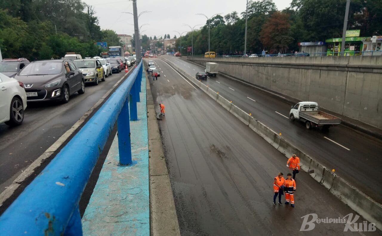 Дорога до тунелю на вулиці Теліги. Фото: «Вечірній Київ»