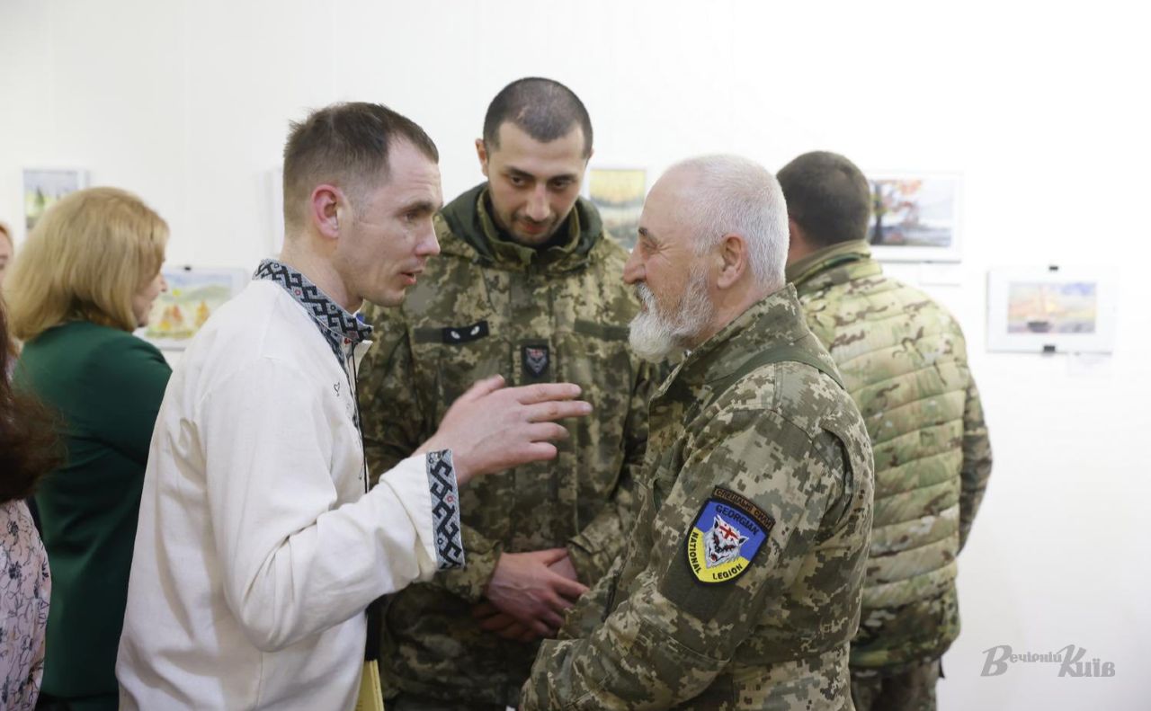Іван Любиш-Кирдей спілкується з військовими на виставці акварелей «Відродження». Фото: Борис Корпусенко