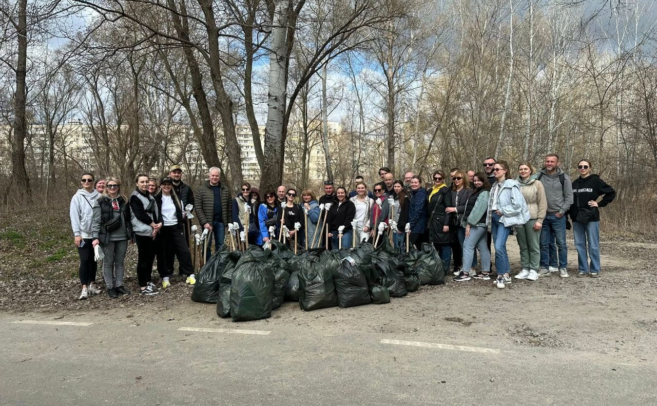 На одній із толок зібрали мішки сміття. Фото: КО «Київзеленбуд»