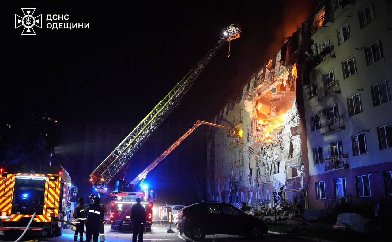 Ліквідація наслідків ворожої атаки. Фото: ДСНС Одещини