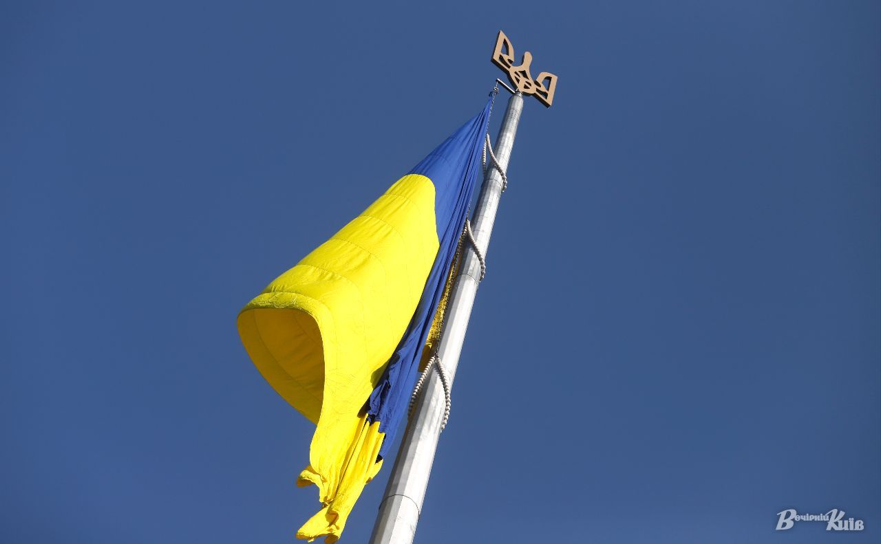 Прапор приспущений через негоду, що насувається на столицю. Ілюстративне фото: Борис Корпусенко