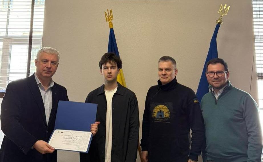 Під час вручення сертифікату стипендії Романа Ратушного Любомиру Багану. Фото: