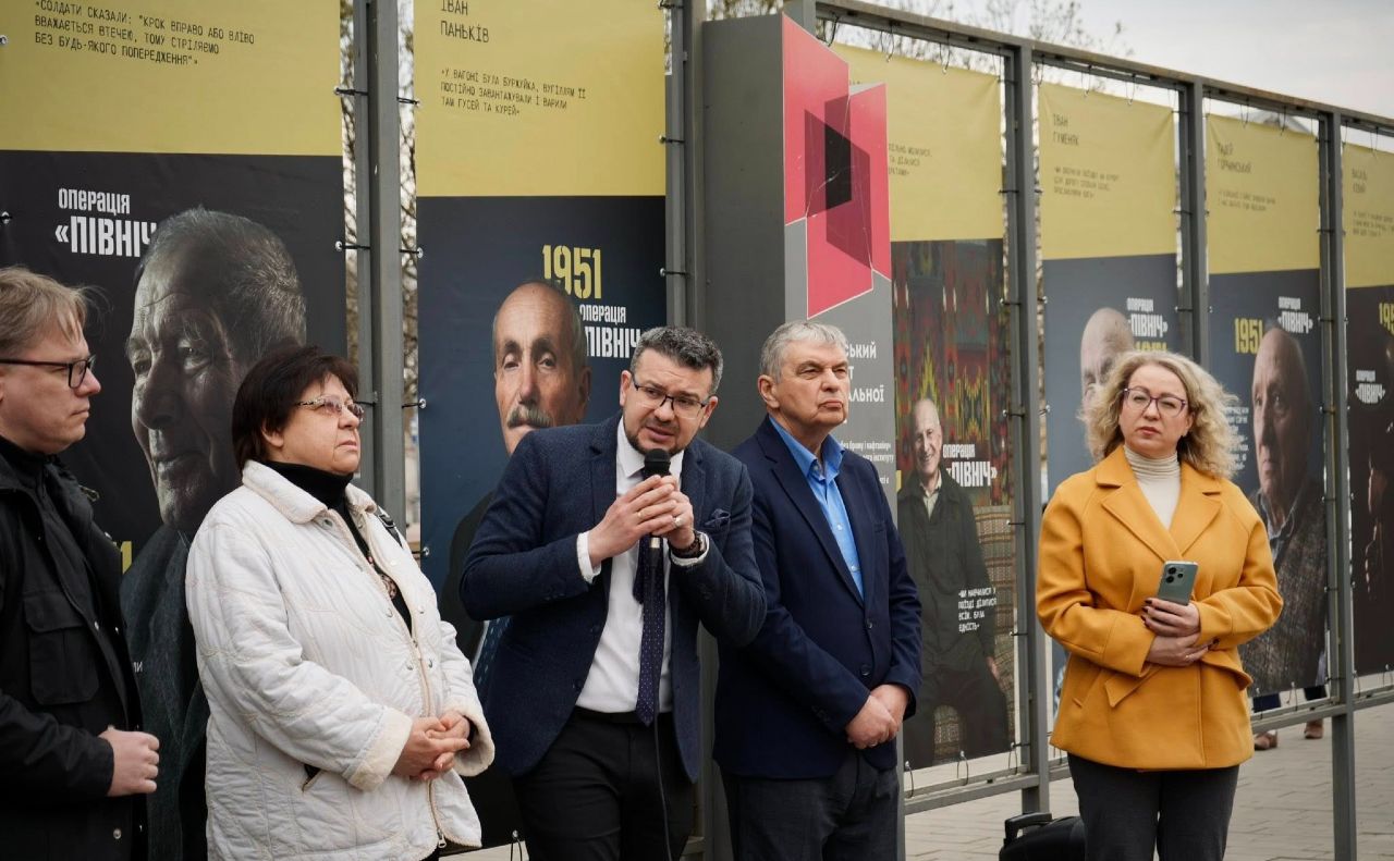 На відкритті експозиції на Контрактовій площі у Києві. Фото: УІНП