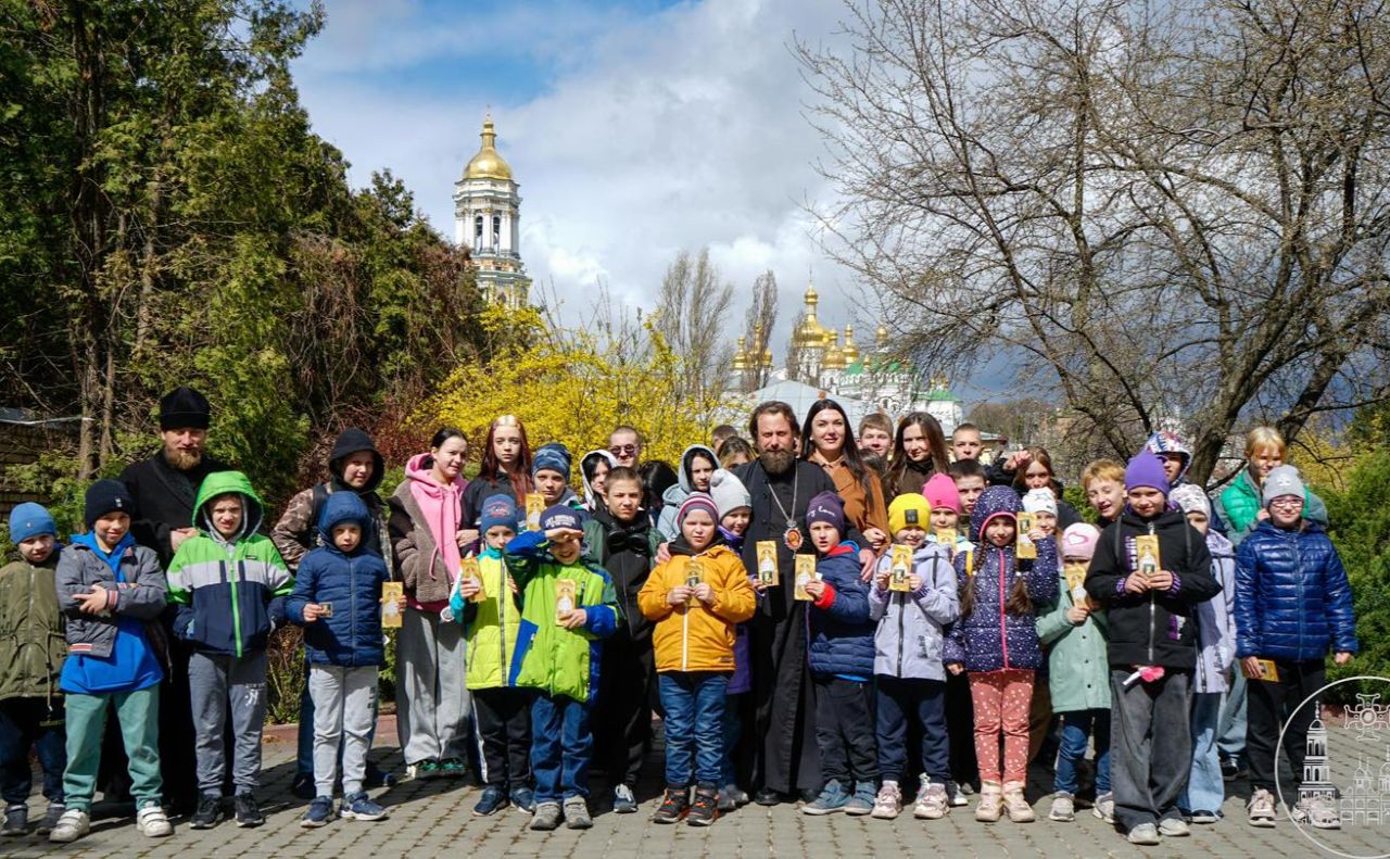 Владика Авраамій з дітьми з Центру соціально-психологічної реабілітації №1. Фото: НЗ Києво-Печерська лавра