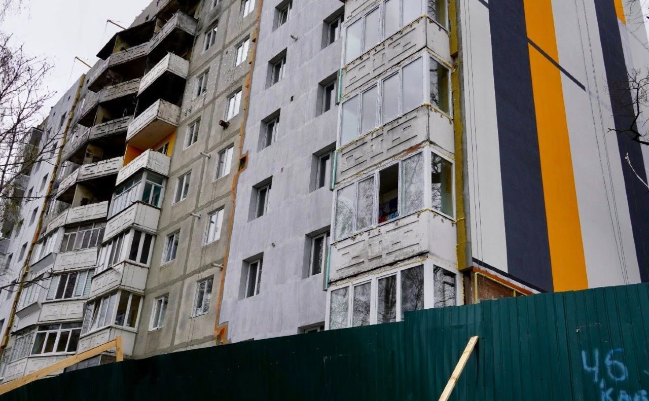 Будівельники відновлюють пошкоджені конструкції будинку на Садовій, 69 в Ірпені. Фото: Департамент регіонального розвитку Київської обласної державної адміністрації / Facebook