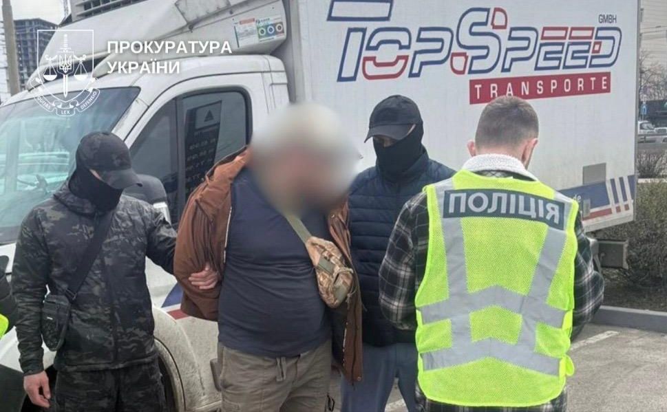 Організатора схеми затримали під час отримання 5000 доларів. Фото: Прокуратура України