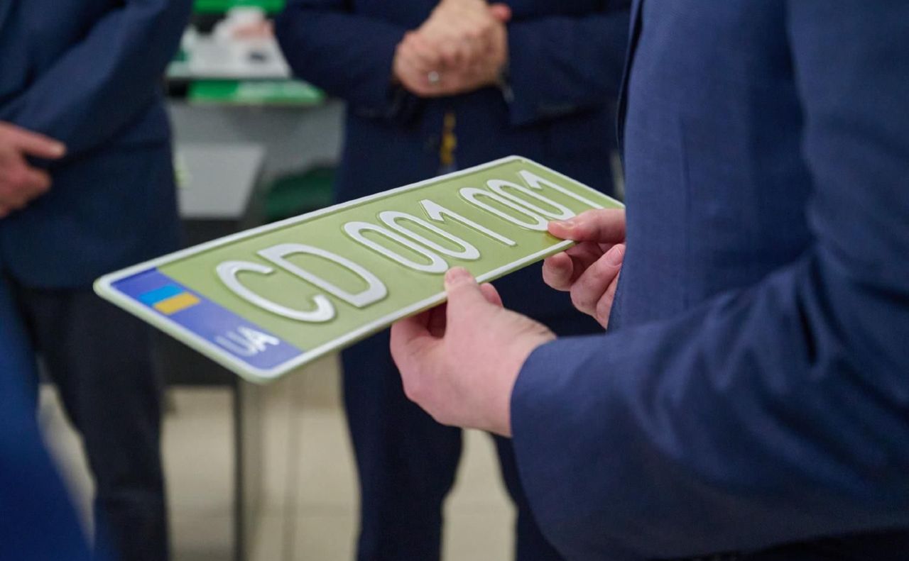 Перші номерні знаки вже отримали представники іноземного дипломатичного корпусу. Фото: фб-сторінка Андрія Сибіги