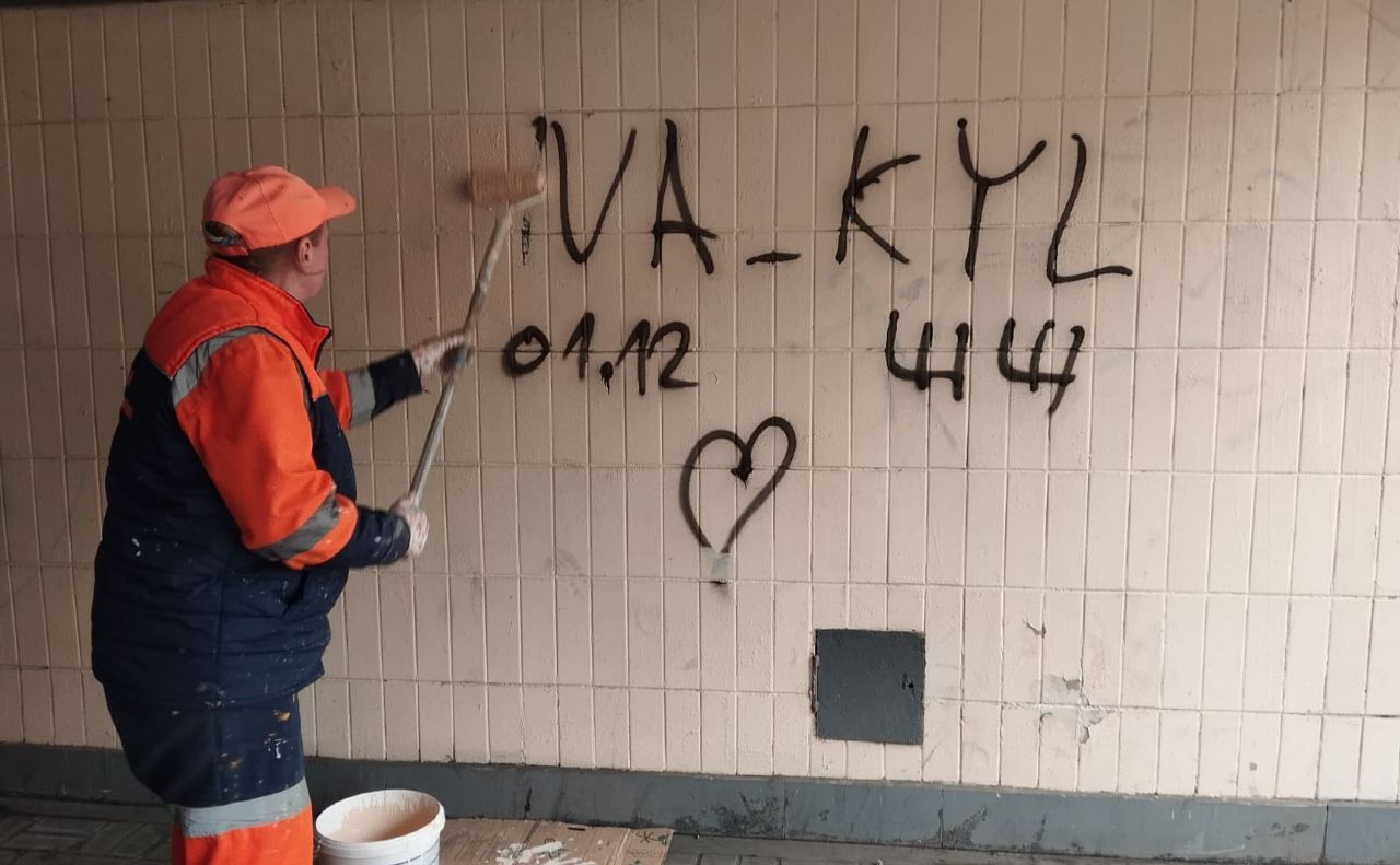 У Шевченківському районі миють переходи. Фото: КП ШЕУ