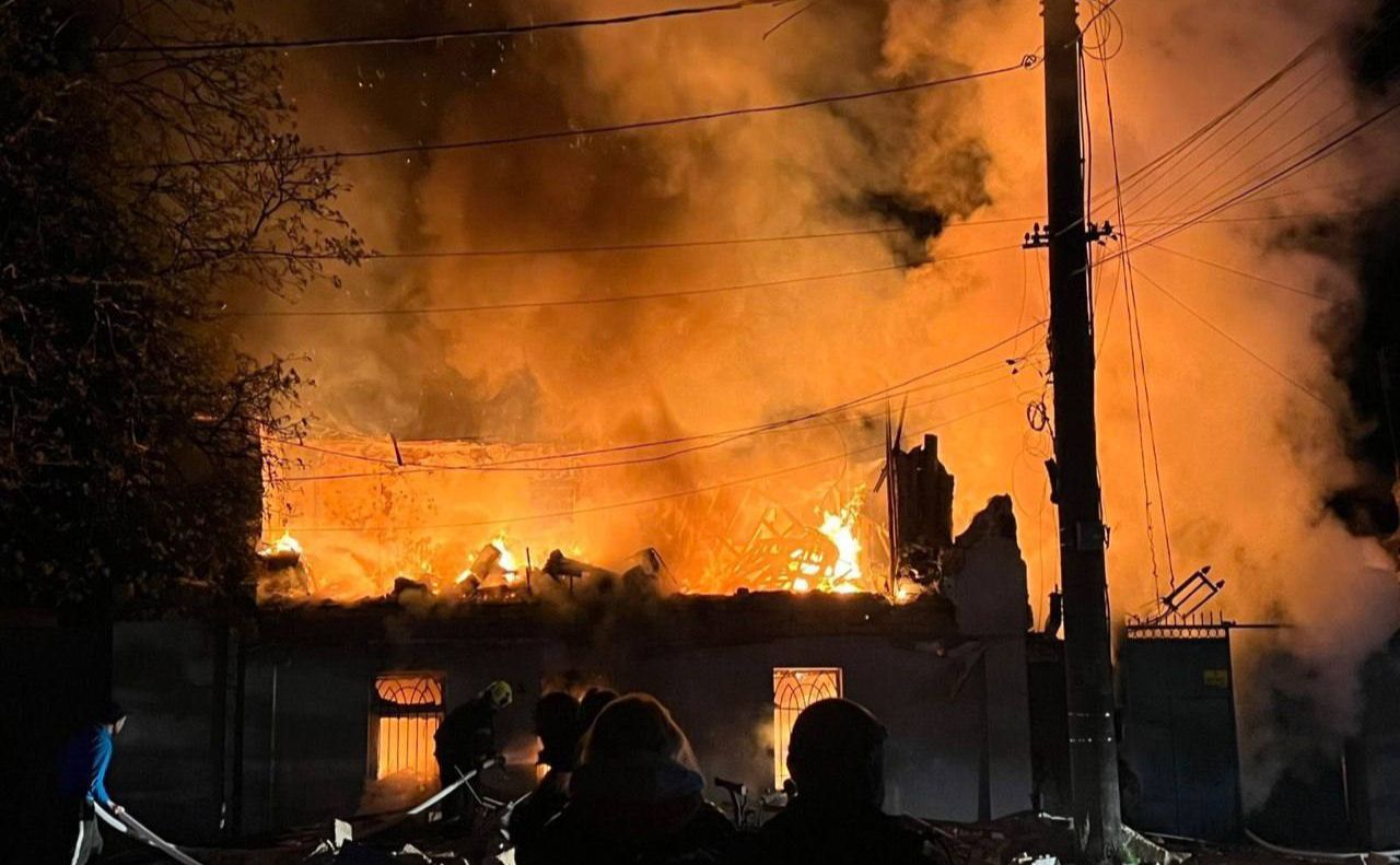 В Одесі після удару ворога палають будинки. Фото: ГУ ДСНС Одеси