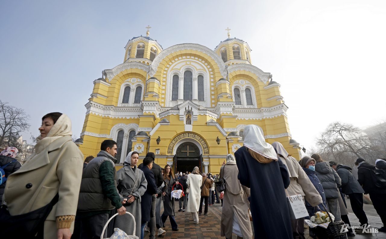 Під передзвін урочисто і піднесено зустрічали Великдень у Володимирському соборі. Фото: Борис Корпусенко
