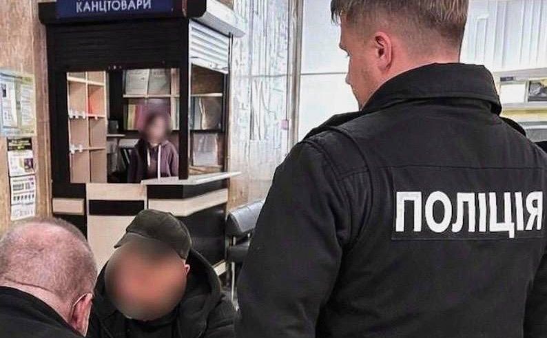 Поліція із затриманим у справі про квартирні афери в Бучі. Фото: Поліція Київщини