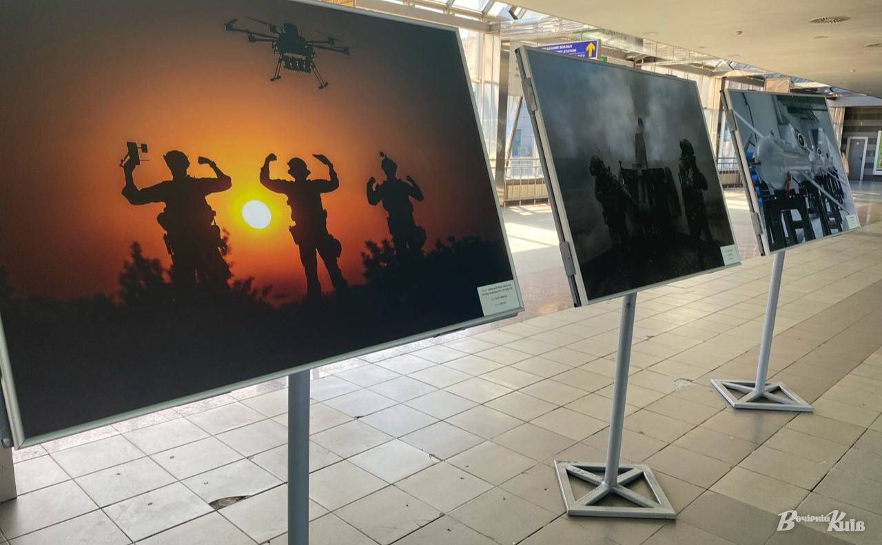Роботи Антона Шевельова, Михайла Палінчака та Дмитра Козацького на фотовиставці. Фото: Владислав Мошківський