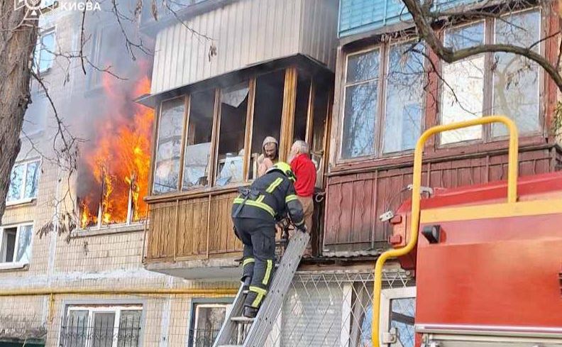 З палаючої квартири врятували мешканців. Фото: ДСНС Києва