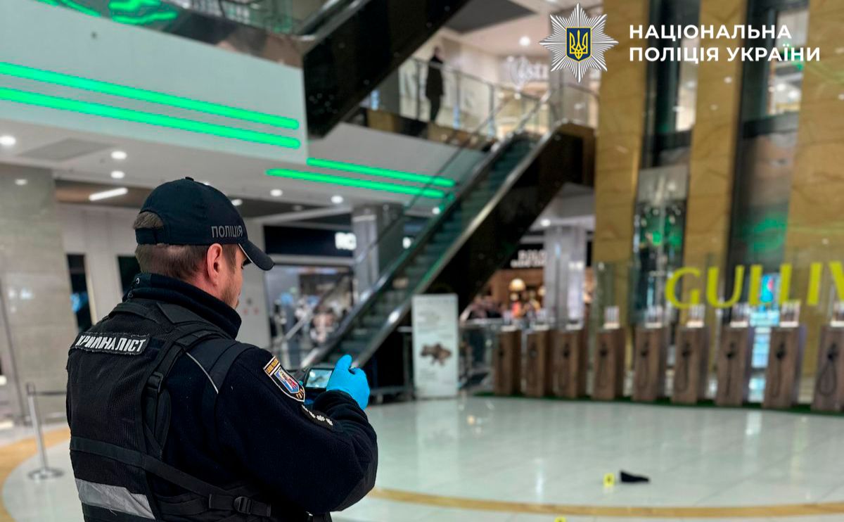 Криміналісти працюють на місці інциденту. Фото: поліція Києва