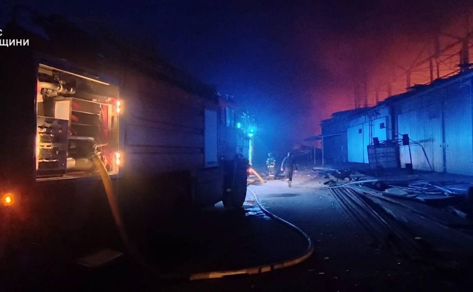 Влучання у Білій Церкві: рятувальники гасили пожежу вночі