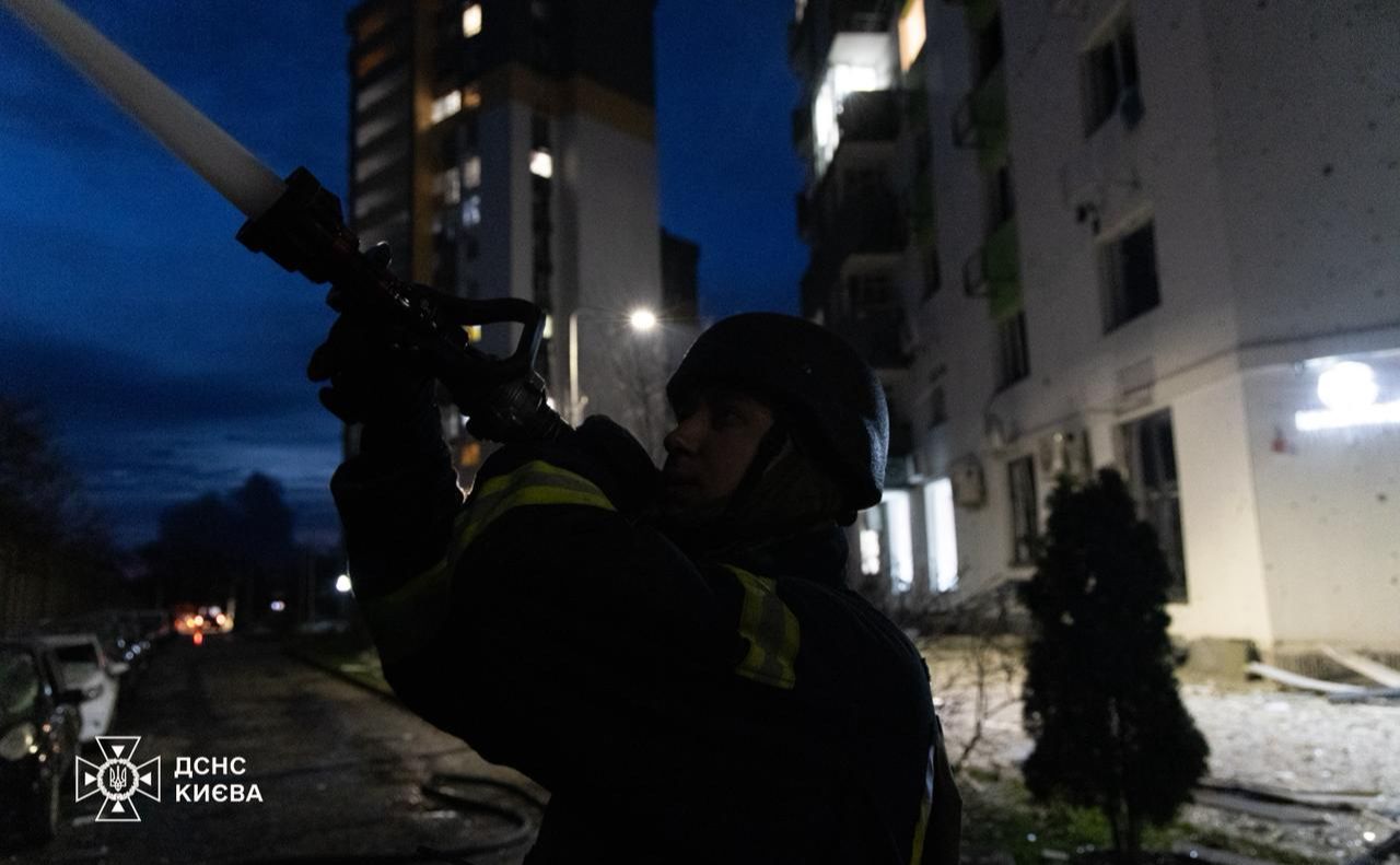 Рятувальник ДСНС вночі гасить пожежу в атакованому рф будинку. Фото: ДСНС Києва