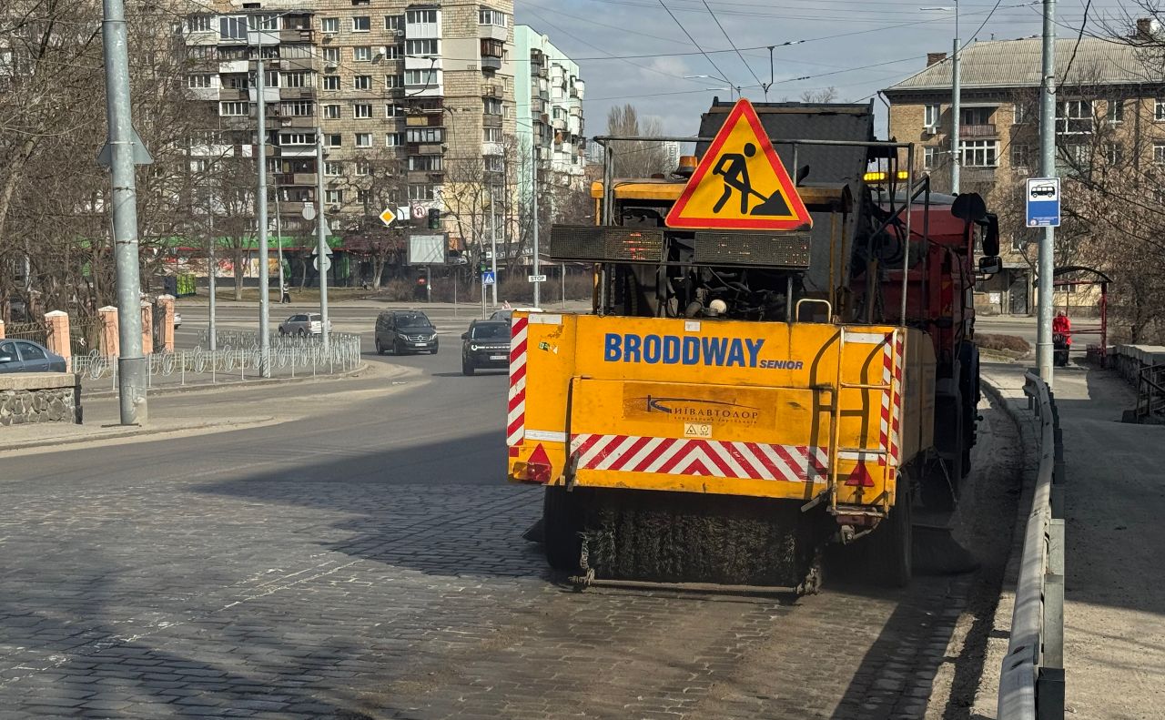 Прибирання доріг столиці. Фото: Київавтодор