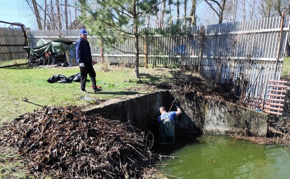 Комунальники працюють над очищенням столичних водойм. Фото: КП «Плесо»