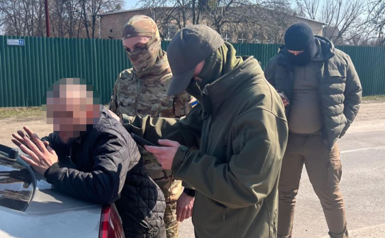 Чоловіка «на гарячому» під час виконання чергового завдання. Фото: Київська обласна прокуратура
