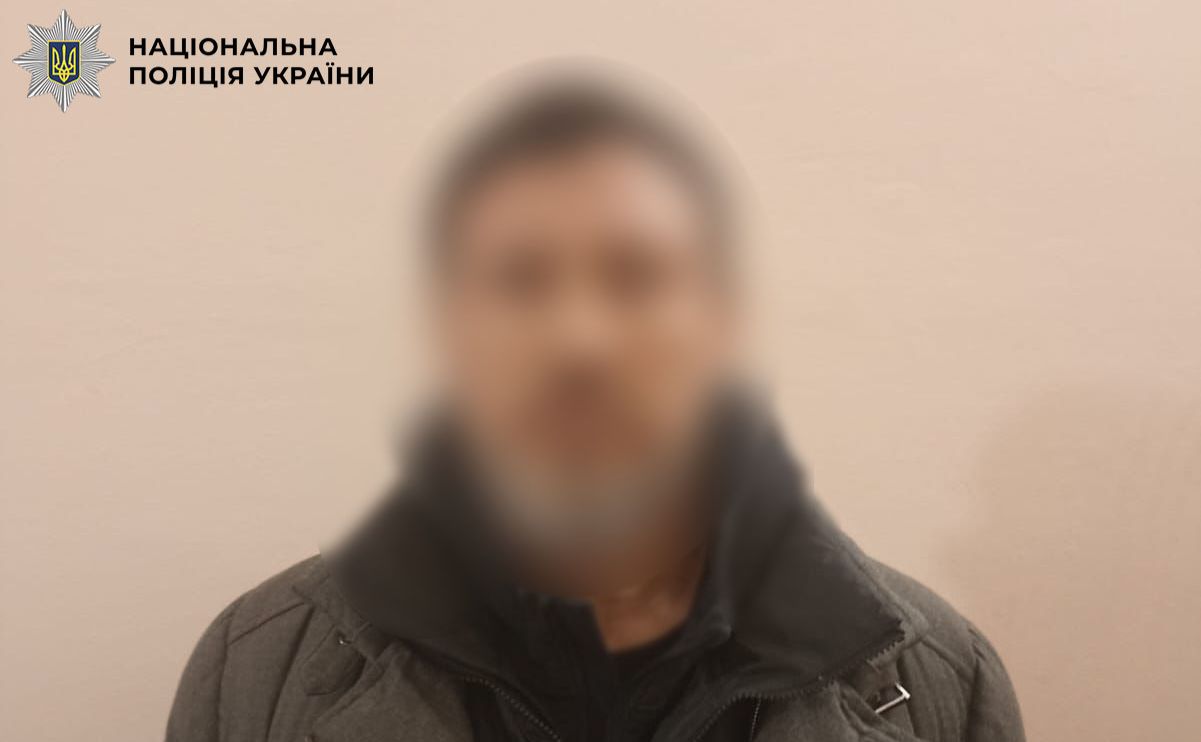 Організатора схеми з вимагання екстрадували в Київ. Фото: поліція Києва