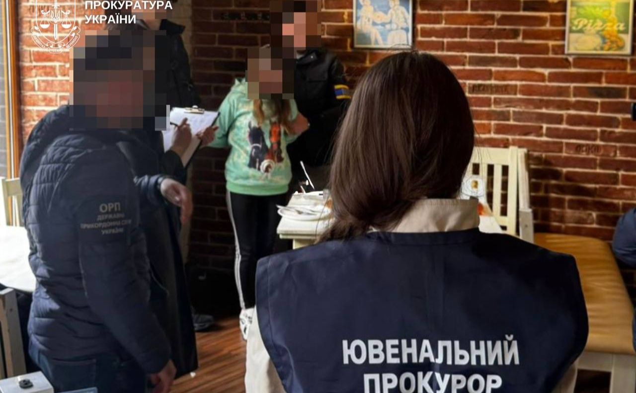 38-річну маму затримали одразу після отримання грошей