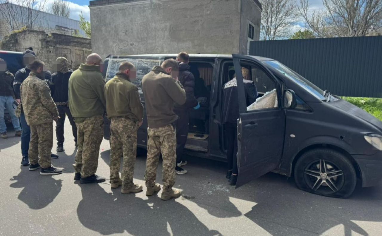 Правоохоронці затримали 4 військових і одного дільничного офіцера поліції. Фото: прокуратура України