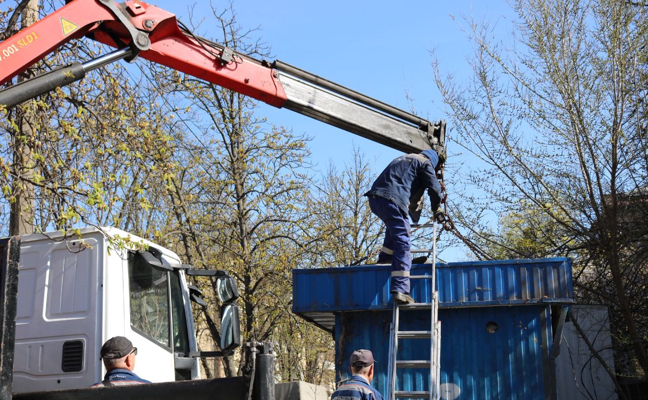 Комунальники демонтовують МАФи. Фото: Київблагоустрій