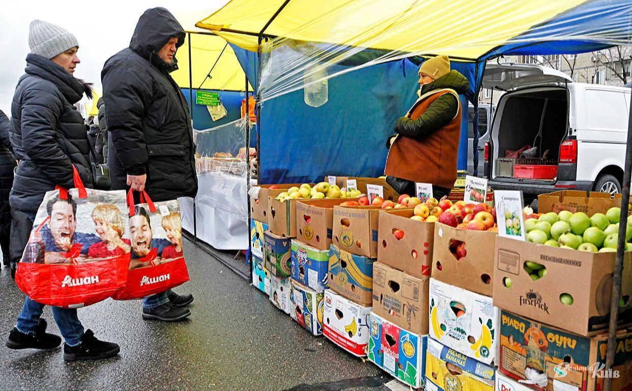 На ярмарках люди шукають дешевші продукти. Фото ілюстративне: Борис Корпусенко