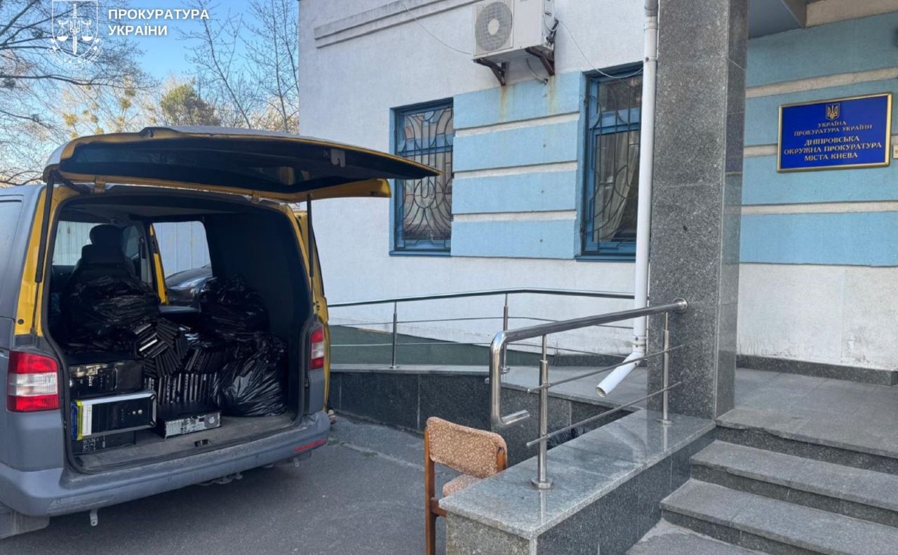 Авто з технікою від прокурорів — ЗСУ. Фото: Київська міська прокуратура