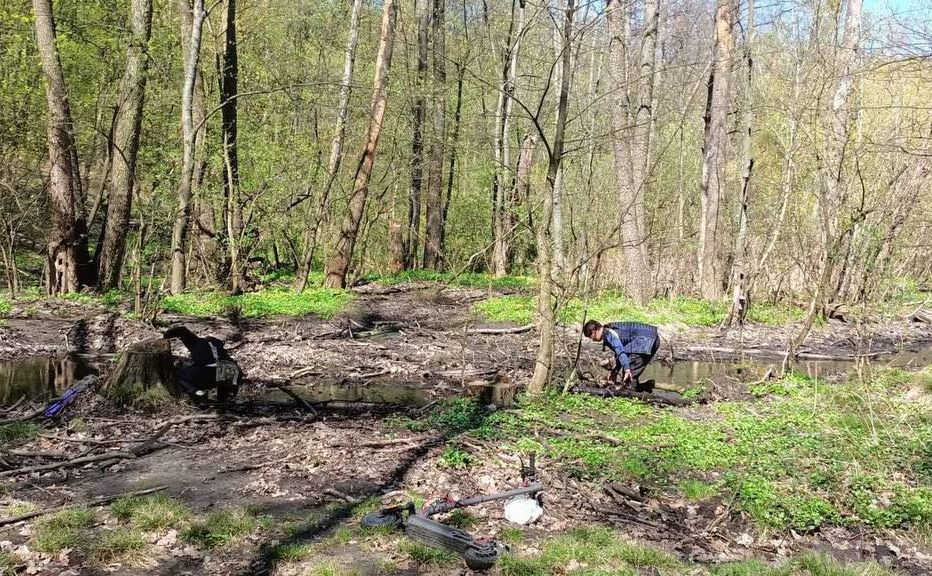 Хлопців зазнімкували під час прибирання. Фото: Департамент захисту довкілля та адаптації до змін клімату КМДА
