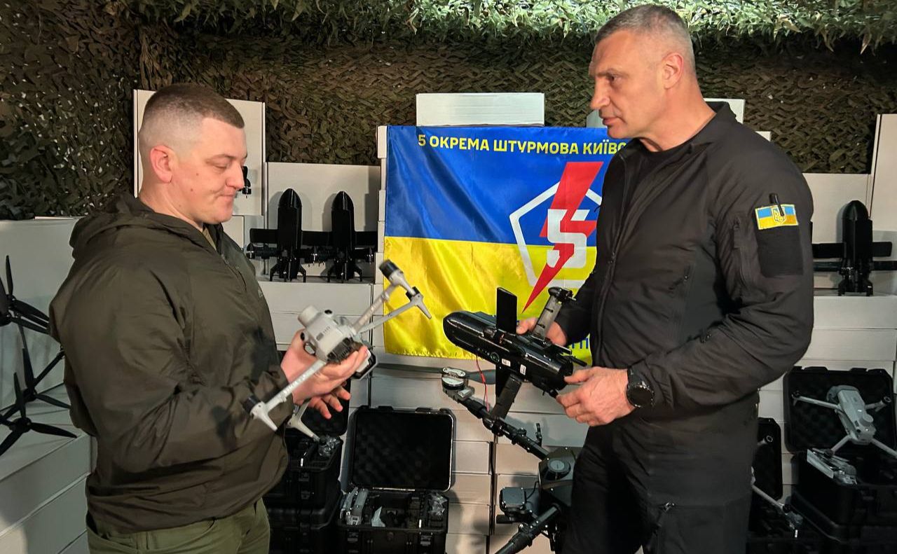 Київський міський голова Віталій Кличко під час передачі партії БпЛА військовим. Фото: телеграм-канал В.Кличко