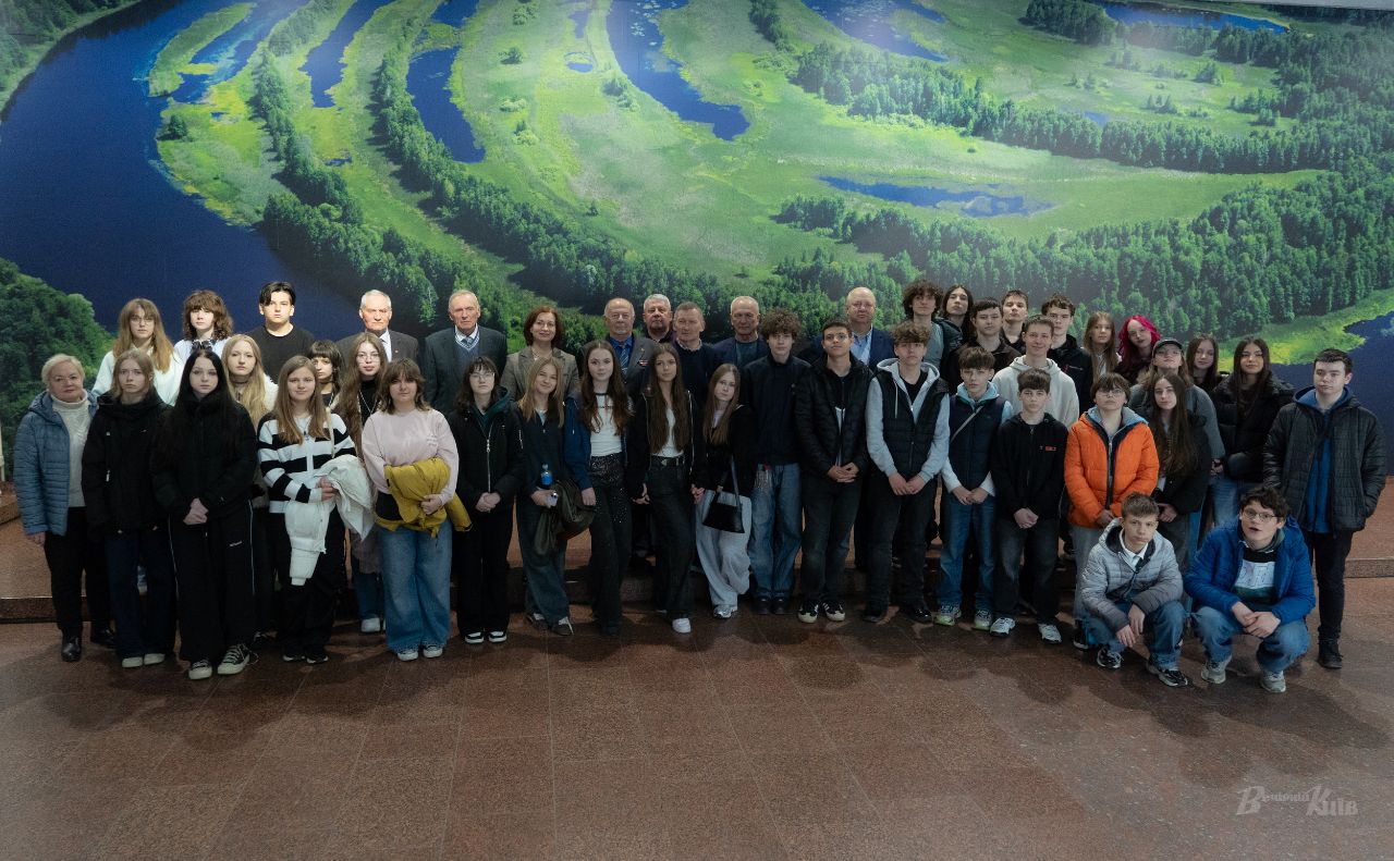 Спільне фото на виставці в Українському домі. Фото: Олексій Самсонов