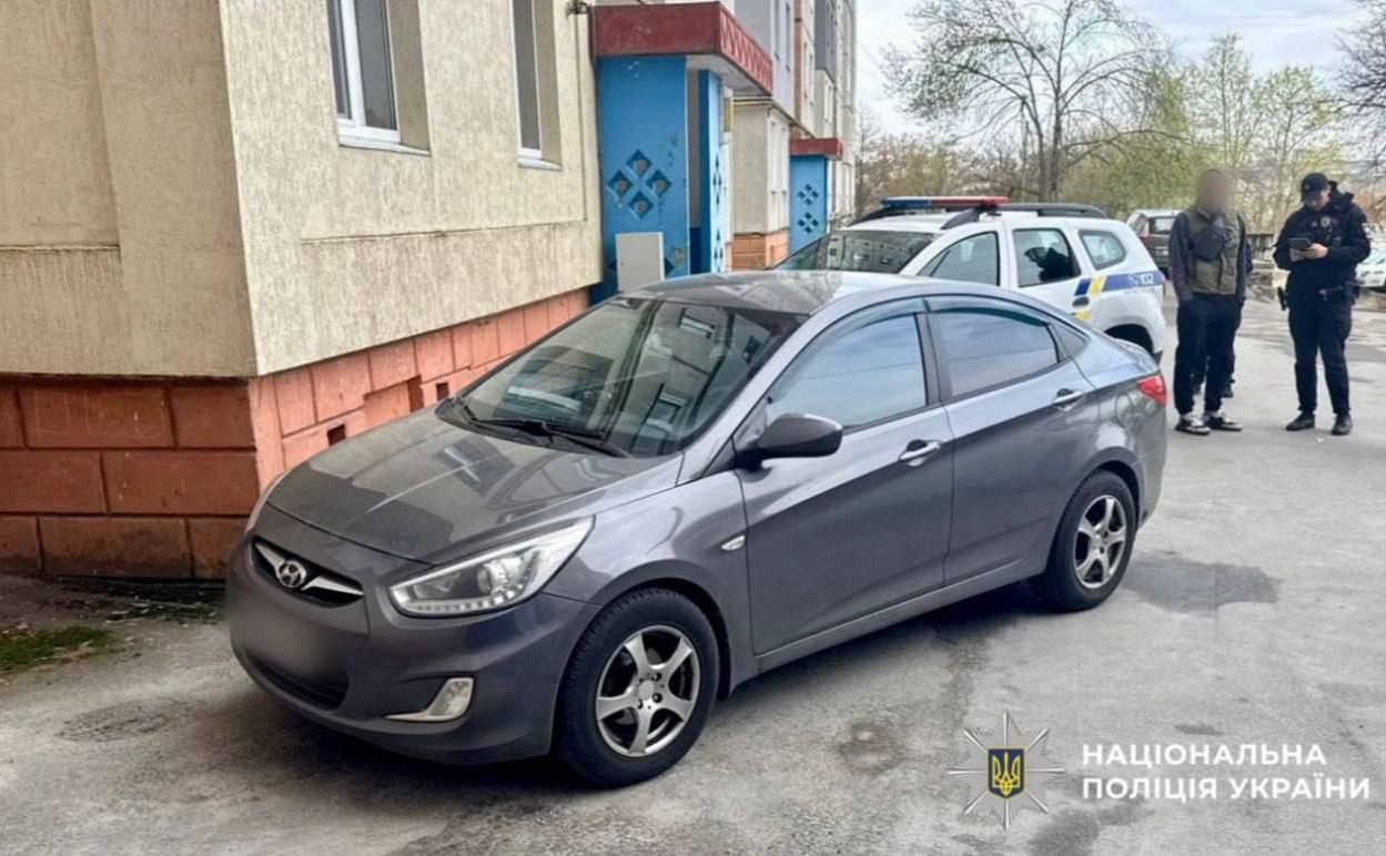 Водій біля авто, яким травмував дитину. Фото: Поліція Кивїщини