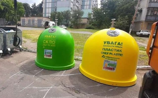 Контейнери для скла і пластику добре помітні. Фото: Київкомунсервіс