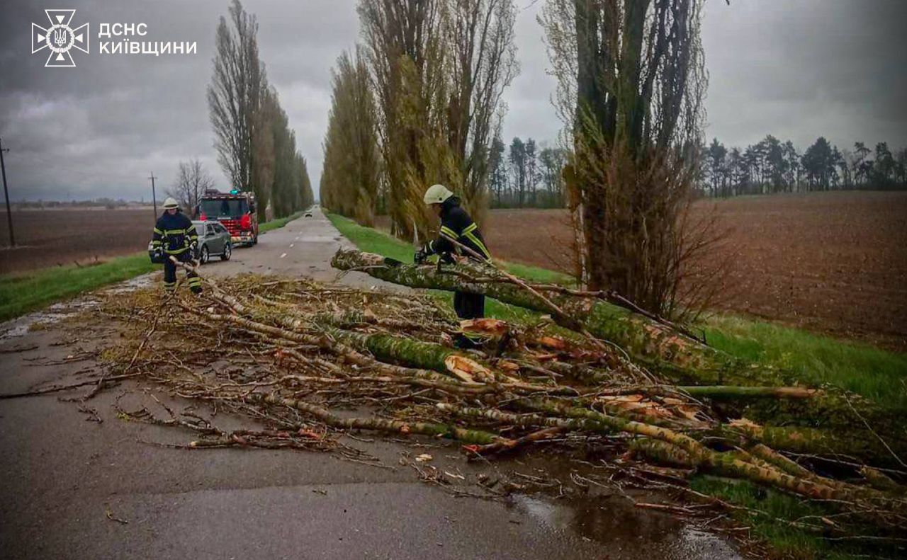У рятувальників Київщини багато роботи на автошляхах через негоду. Фото: ДСНС Київської області