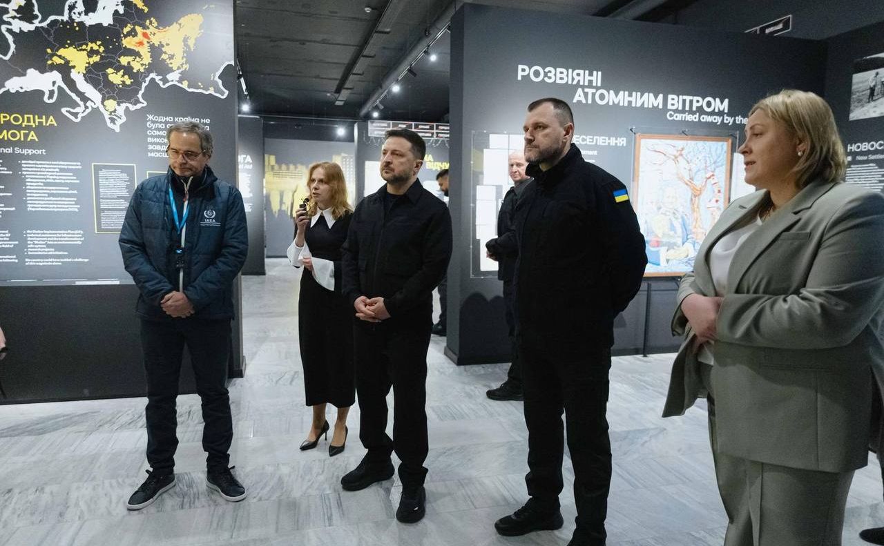 Президент України Володимир Зеленський та Голова МАГАТЕ Рафаель Гроссі під час екскурсії музейним простором. Фото: Міністерство внутрішніх справ України