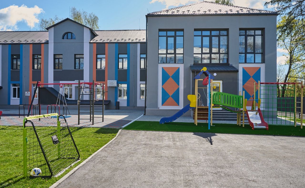 Відбудована школа у Гостомелі. Фото: КОВА