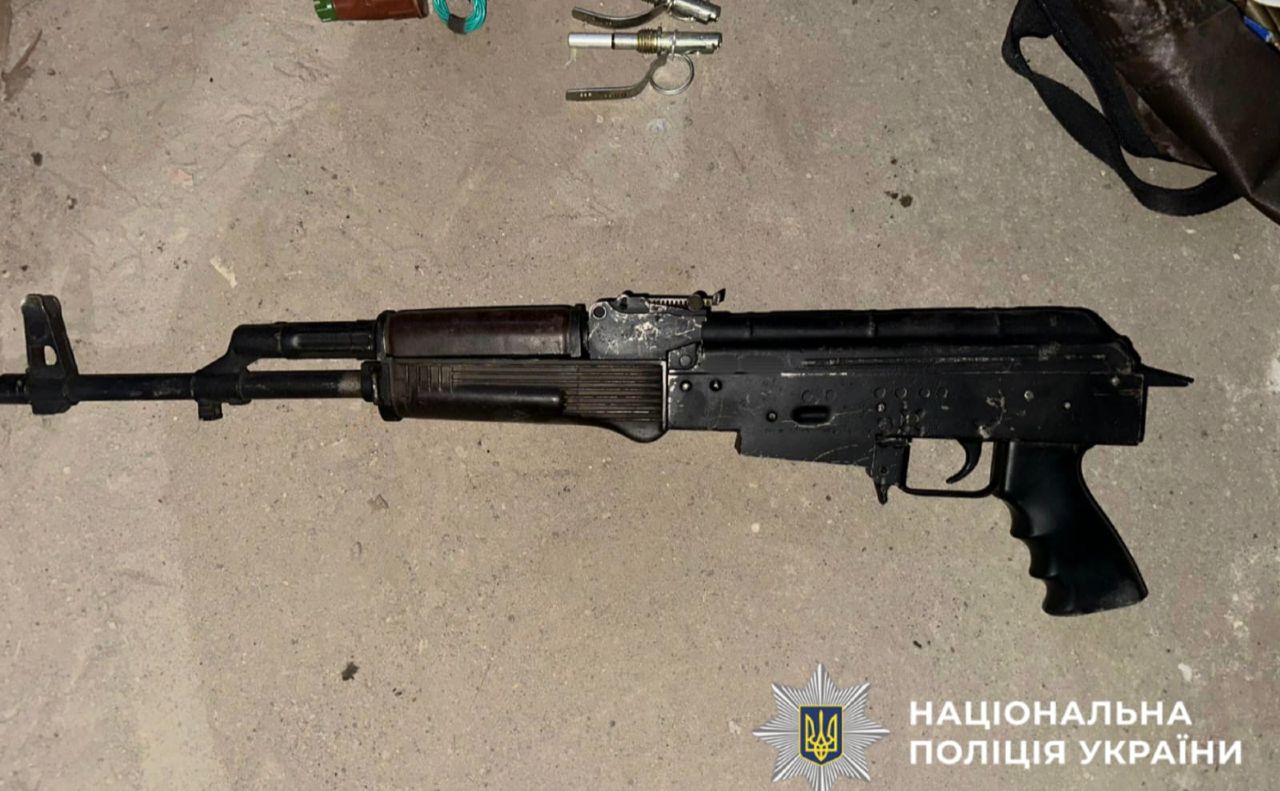 Зброю знайшли у ділка. Фото: поліція Київщини