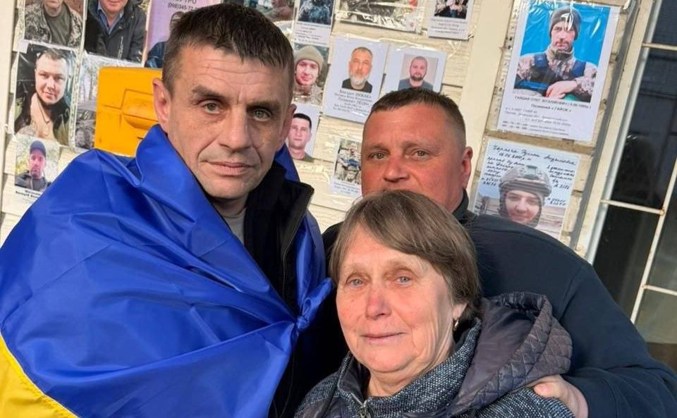 Мама вперше за два роки обійняла сина. Фото: Олександр Маркушин