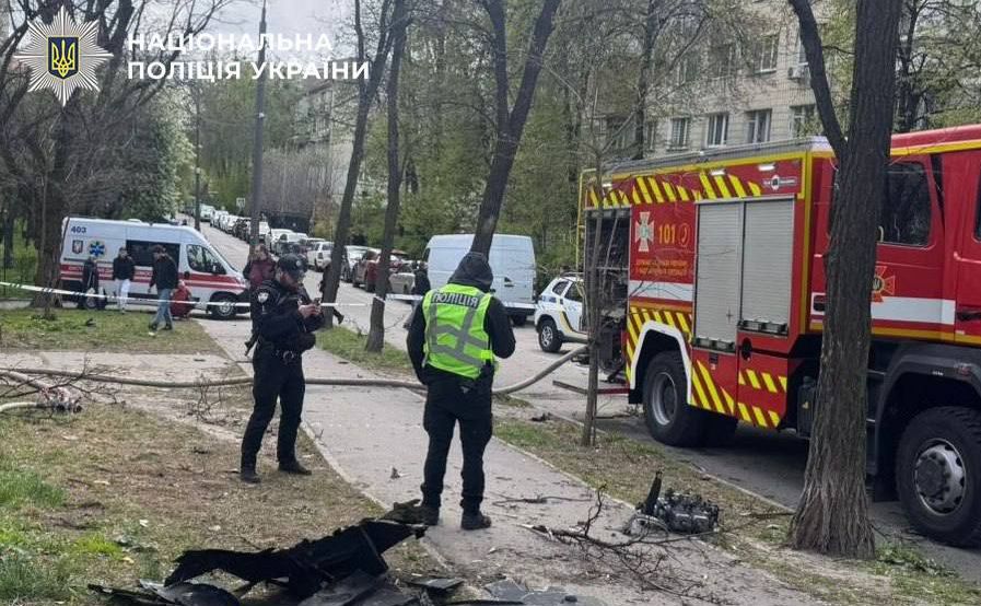 На місцях працюють слідчо-оперативні групи районних управлінь поліції, вибухотехніки та підрозділи ДСНС. Фото: поліція Києва