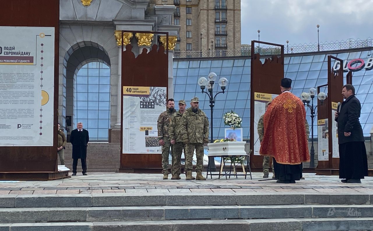 На Майдані під стелою Незалежності — труна з тілом Любомири Кеплер. Фото: Владислав Мошківський