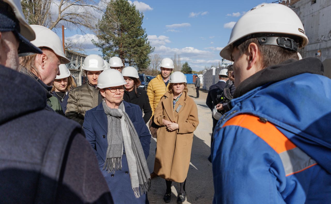Представникам ЄБРР показали наслідки ударів по енергооб’єктах. Фото: КМДА