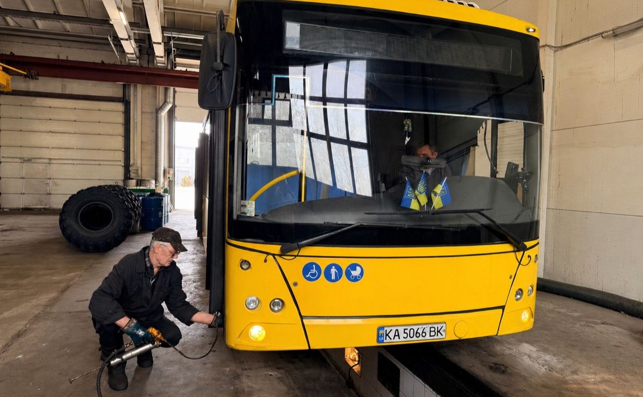 Київський автобус під час техобслуговування. Фото: КП «Київпастранс»