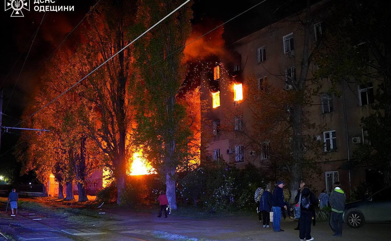 Житло горить після російської атаки по Одесі. Фото: ДСНС Одещини