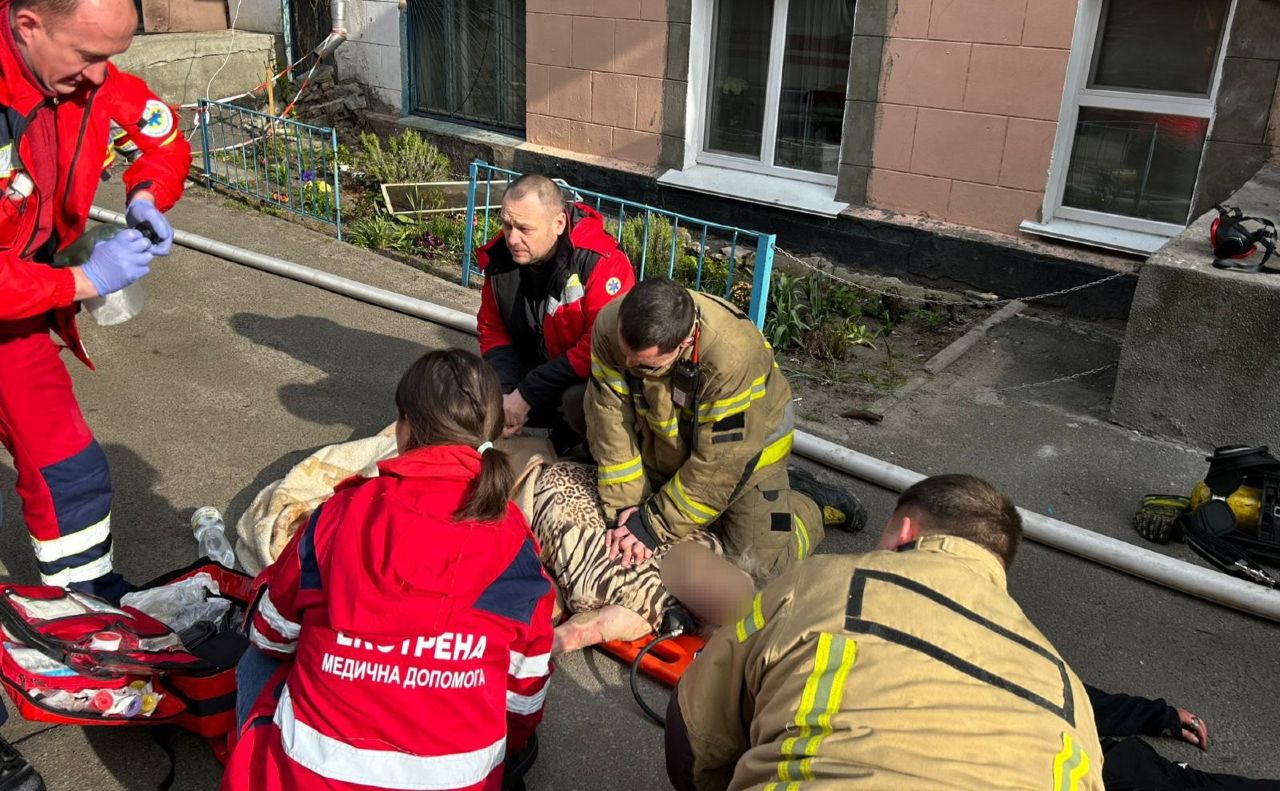 Медики намагаються реанімувати жінку з квартири, яка загорілась. Фото: ДСНС Києва