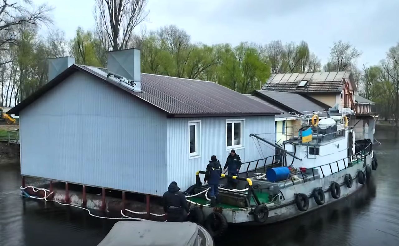 На затоці на Оболоні демонтували дебаркадери. Скріншот з відео