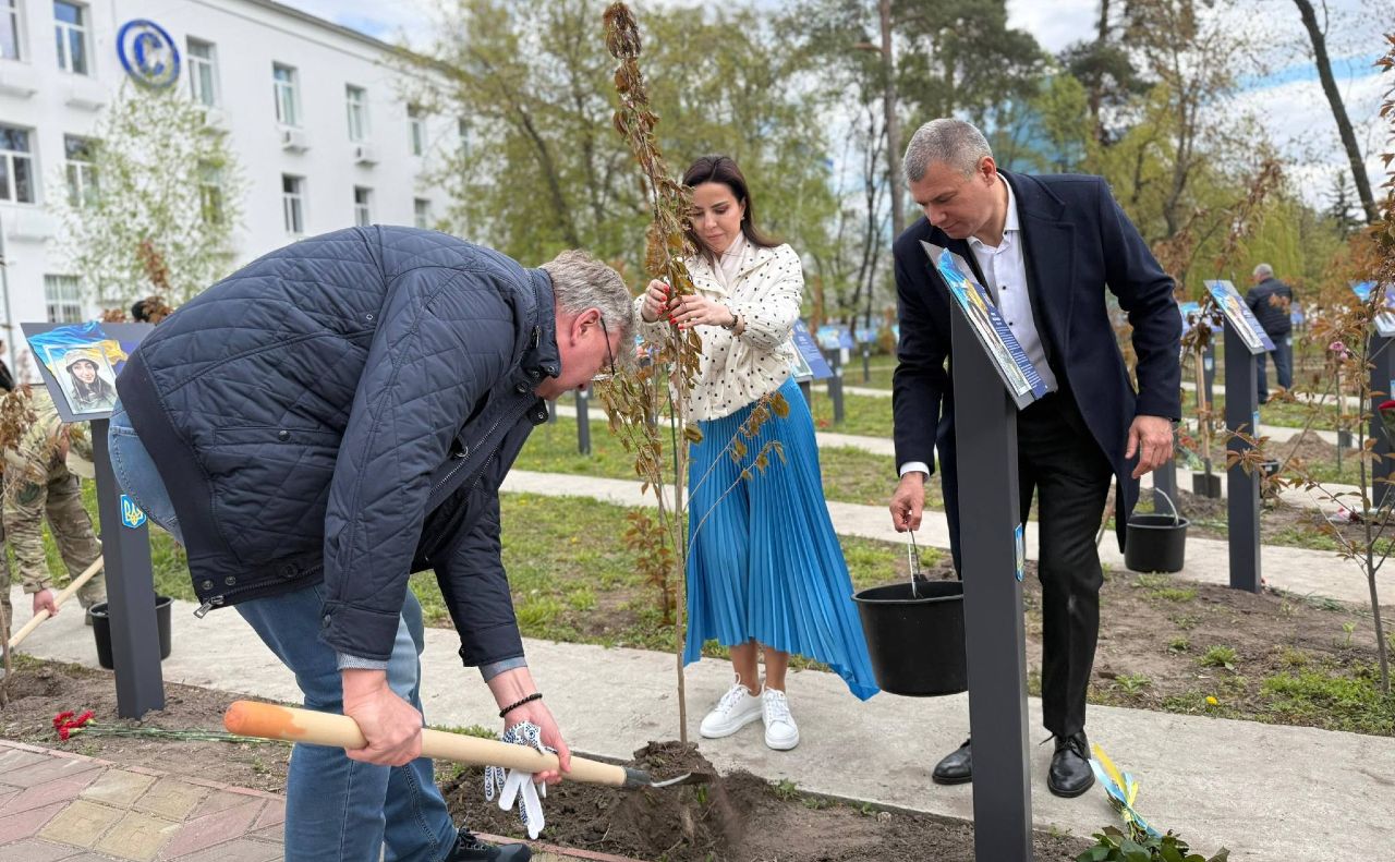 Висадження сакур. Фото: Департамент охорони здоров’я КМДА