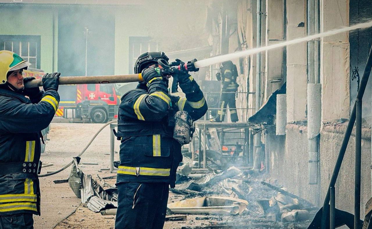 Рятувальники ліквідовують наслідки атаки дронів на об’єкті критичної інфраструктури. Фото: ДСНС України /Facebook