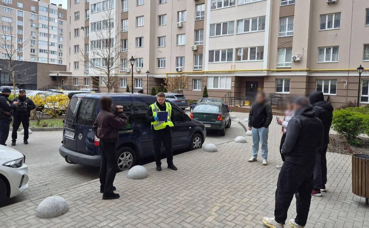 Правоохоронці затримали водія за стрілянину у Святошинському районі. Фото: Національна поліція України